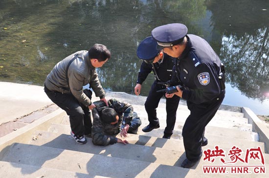 該男子滾入冰冷的金水河，嗆了幾口污水，連滾帶爬從水中出來，隨后被金水路派出所民警救上岸。