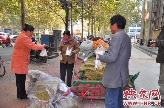 在賣粉條的時候,還有市民給他們送飯。