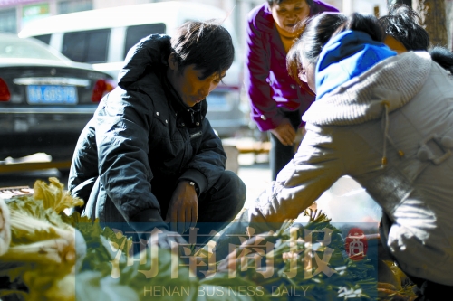 附近的市民得知了他的遭遇，紛紛前來買菜