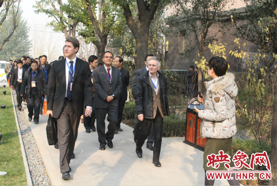 河南鄭州2013服務(wù)外包大會的嘉賓們參觀了金水科教園區(qū)和河南外包產(chǎn)業(yè)園并留下了深刻的印象。