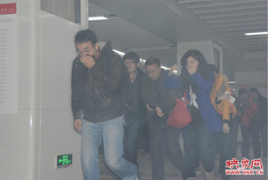 演習中，地鐵乘客從地鐵車廂中跑出。
