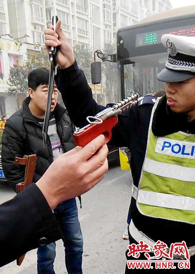 據(jù)當(dāng)事交警描述，男子自知車(chē)上有刀，在車(chē)輛被逼停后，車(chē)上的另一名男子試圖將刀具交給到達(dá)現(xiàn)場(chǎng)的同伴。