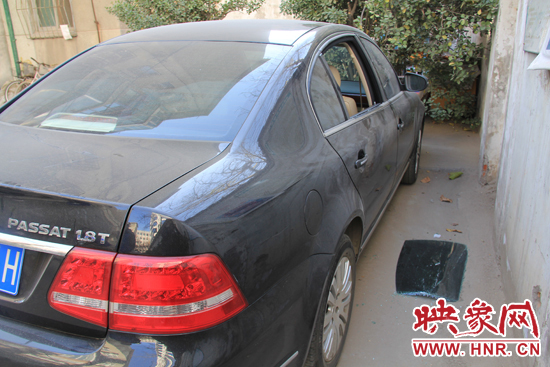 12月12日，鄭州金水區(qū)一小區(qū)汽車車窗被撬