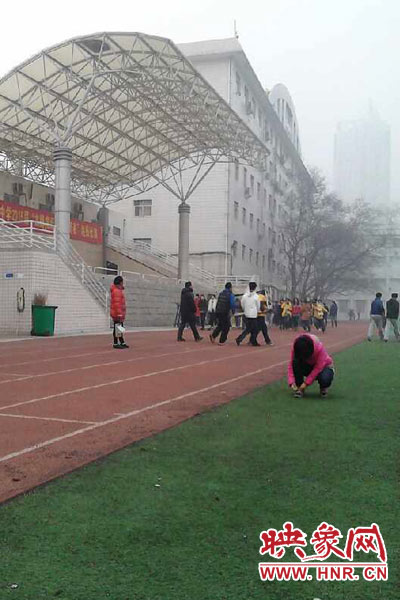 網(wǎng)友反映，在嚴重污染的霧霾天，鄭州市回民中學(xué)仍讓學(xué)生在室外上體育課。（圖片來源于網(wǎng)友。）
