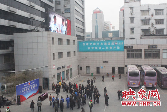 大巴車內(nèi)均在播放著這部以農(nóng)民工討薪為題材的微電影。