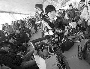 由于媽媽生病，盧文成只得中途放棄騎行改乘火車趕回老家。