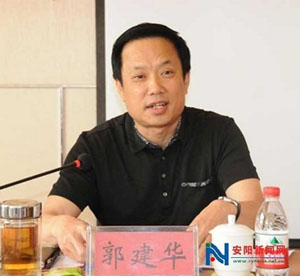 臺上的郭建華。 資料圖