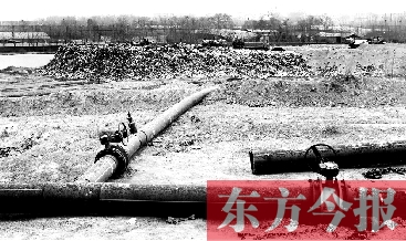 鄭州首座垃圾沼氣電廠(chǎng)并網(wǎng)發(fā)電，集氣管一端連接垃圾山深處，一端連接電廠(chǎng)集氣裝置