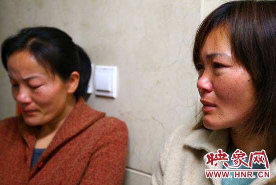 提及現(xiàn)狀，柴小快的女兒不住流淚。