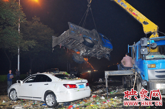 1點(diǎn)40許，兩輛車先后被吊起并拖離現(xiàn)場，停車場的幾位員工將路面清掃干凈，隨后該路段恢復(fù)通行。