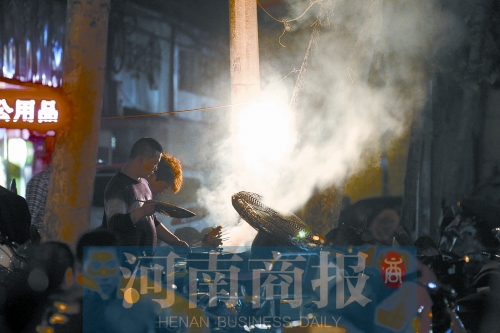 夜晚，鄭州街頭的燒烤攤 記者 王春勝/攝