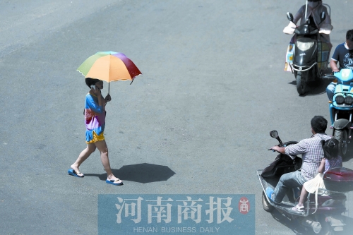 昨天，鄭州市區(qū)氣溫達到36.5℃ 記者 侯建勛/攝