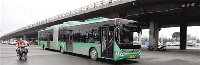 昨日上午，一輛B3快速公交測(cè)試車行駛在西三環(huán)的線路上。