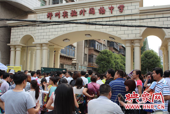 考試快結(jié)束時(shí)，陪考的家長(zhǎng)涌入學(xué)校接孩子。