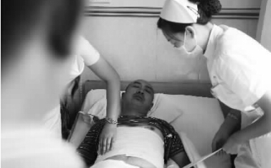 昨天，鄭州市第一人民醫(yī)院，被打傷的鄭州管城區(qū)執(zhí)法隊(duì)員唐建偉在接受治療。