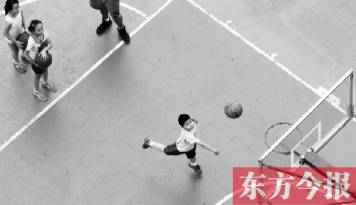 7月2日，河南工業(yè)大學(xué)籃球場(chǎng)內(nèi)，幾名孩子正在接受籃球訓(xùn)練