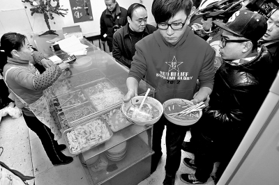 　　上圖2013年年初，很多鄭州市民光臨李剛的面館，掀起“全城吃面”熱潮。CFP供圖