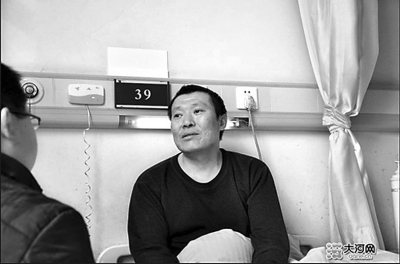 　　右圖李剛生前在醫(yī)院接受記者采訪。資料圖片
