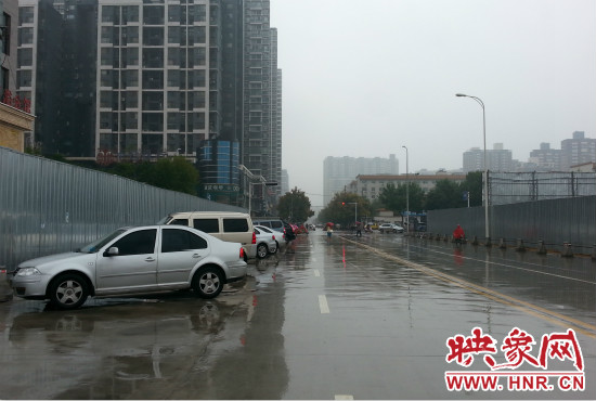 在新開通的東明路上,仍有多數私家車違規(guī)停車。