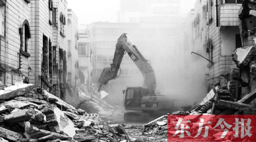 昨日，鄭州市棗莊社區(qū)拆遷現(xiàn)場，揚塵漫天，附近居民叫苦不迭