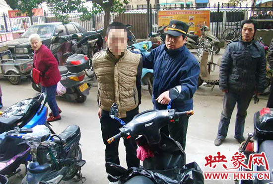 巡防隊員將盜賊控制。