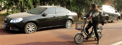 緊臨西三環(huán)一小區(qū)門口停的轎車，8輛車車胎被扎