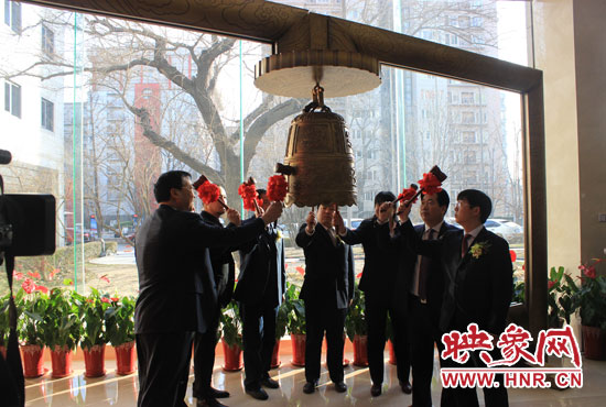 1月7日，在全國(guó)股份轉(zhuǎn)讓系統(tǒng)（即新三板），伴隨著開(kāi)市寶鐘的敲響，山水園林股份有限公司正式登陸新三板。