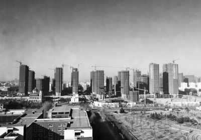 在鄭州市同一地點拍攝的照片，下為1月1日晴朗天氣，上為1月5日霧霾天氣。（拼接圖片）
