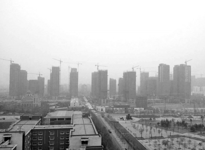 在鄭州市同一地點拍攝的照片，下為1月1日晴朗天氣，上為1月5日霧霾天氣。（拼接圖片）