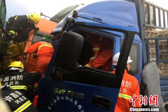 圖為21日，蘭南高速河南段21輛汽車發(fā)生連環(huán)相撞事故，消防人員對被困傷員進(jìn)行緊急救援?！」啤z