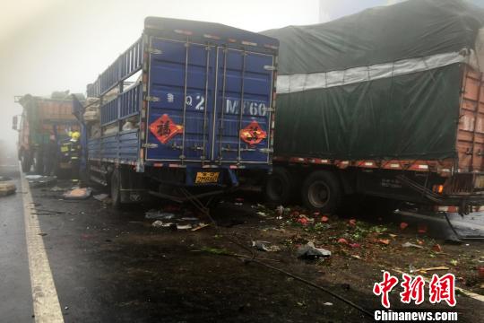 圖為21日，蘭南高速河南段車禍?zhǔn)鹿尸F(xiàn)場一片狼藉?！」啤z