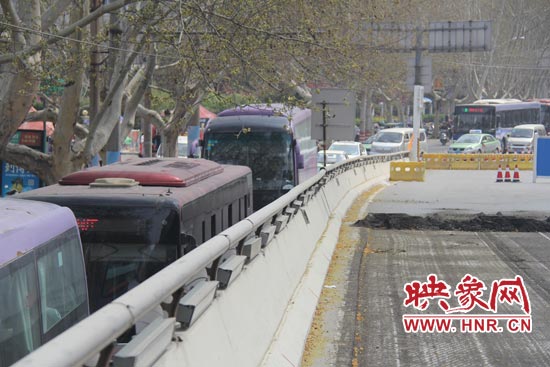 上下橋口圍擋處道路擁堵。