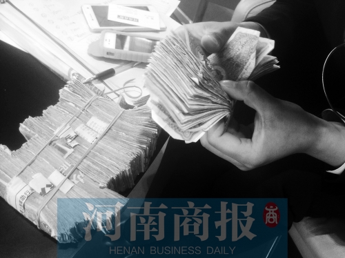 一名店員點(diǎn)了快一個(gè)小時(shí)，只點(diǎn)了一小部分零錢