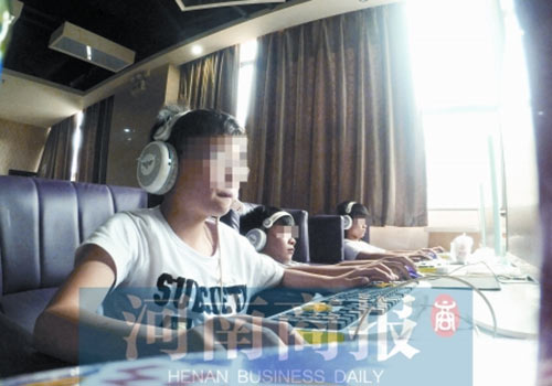 這家名為優(yōu)客體育競(jìng)技俱樂(lè)部的店內(nèi)，有許多未成年人在上網(wǎng)玩游戲