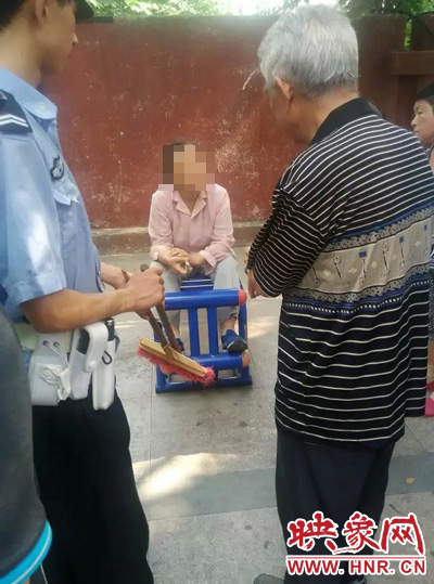 老太當(dāng)時坐在健身器材上做仰臥起坐，說環(huán)衛(wèi)工人影響她鍛煉身體了，便開始謾罵環(huán)衛(wèi)工人。