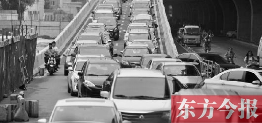 昨日，鄭州市大學路與隴海路交叉口處，因封閉施工，現(xiàn)場堵成停車場