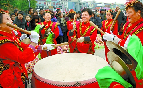 11月15日，鄧州廣大干部群眾載歌載舞慶祝黨的十八大勝利閉幕。