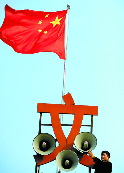 11月15日，新蔡縣磚店鎮(zhèn)黨員劉新峰在村口架起三個大喇叭，向群眾及時宣傳十八大精神。