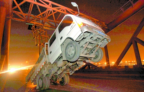 　車上升降機的工作臺被卡，車身前部高高翹起。
