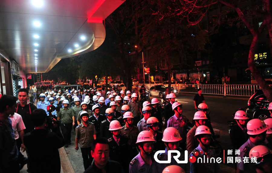 2012年12月26日晚，海南省三亞市，三亞市綜合行政執(zhí)法局河西大隊(duì)近百名城管上街執(zhí)法。