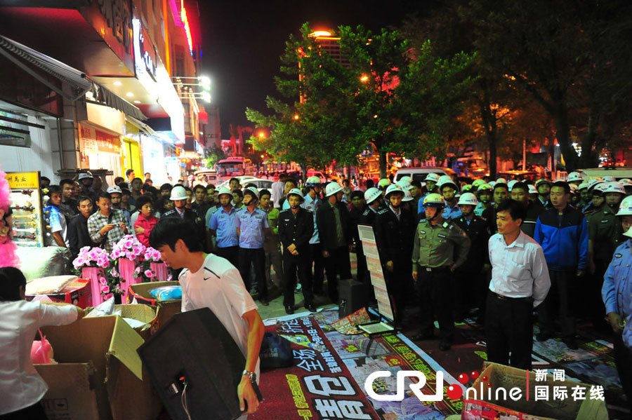 　2012年12月26日晚，海南省三亞市，三亞市綜合行政執(zhí)法局河西大隊(duì)近百名城管上街執(zhí)法。