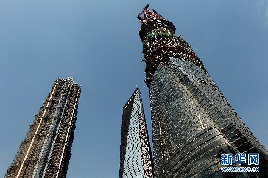 4月11日，正在建設(shè)中的“上海中心”（右）的高度已超過(guò)金茂大廈（左）和上海環(huán)球金融中心（中）。
