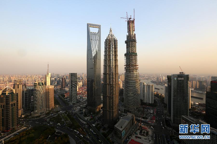 這是4月10日拍攝的上海陸家嘴，右側(cè)建設(shè)中的超高層建筑為上海中心大廈。