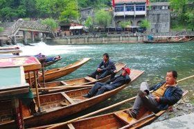 4月12日上午，湘西鳳凰縣杜田村，許多船只?？吭阢叺却慰汀?jù)守候在此的船家們反映，到當(dāng)日上午11點(diǎn)還沒有出過一趟船，平時(shí)這個(gè)時(shí)候都已經(jīng)來回四五趟了。圖/實(shí)習(xí)記者楊旭
