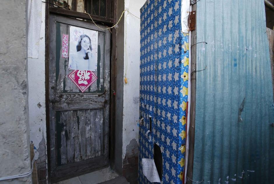 36歲的河南信陽打工者陳小龍?jiān)谶@里租了一間屋子住，2012年底開始，他偷偷在出租屋里挖地窖。