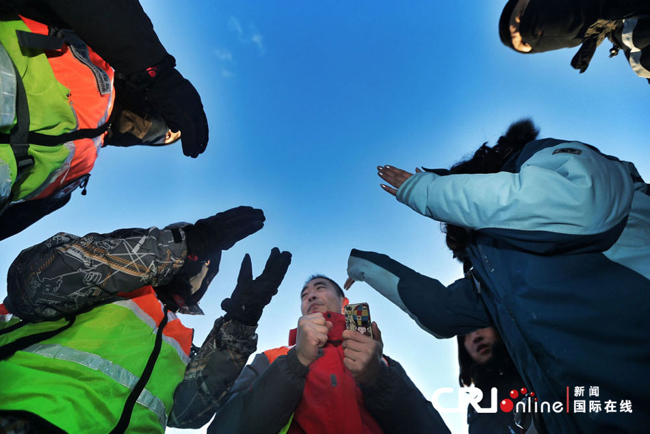 2012年12月23日，北京靈山，救援人員在積雪四十厘米多的山上搜救。