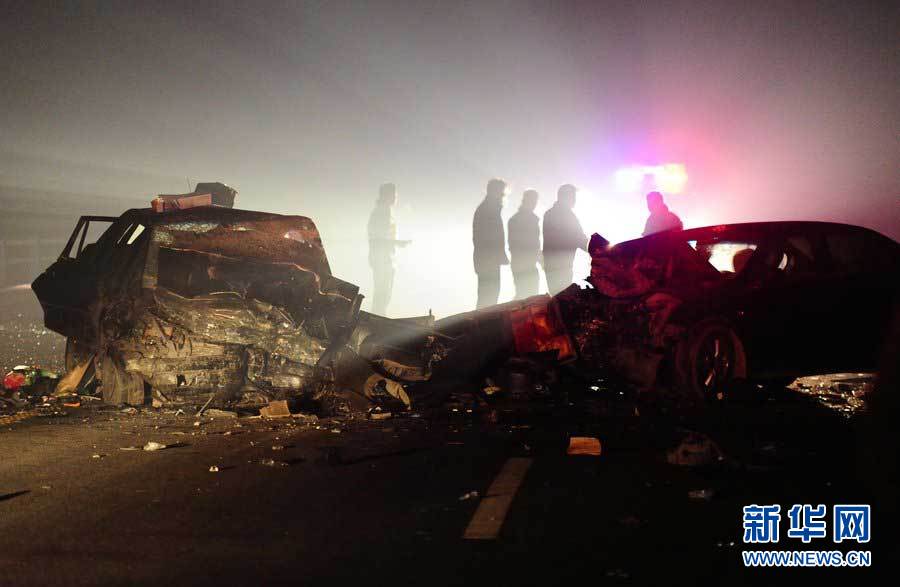 2013年1月9日，合肥，事故現(xiàn)場(chǎng)，兩輛受損車輛已經(jīng)全部變形