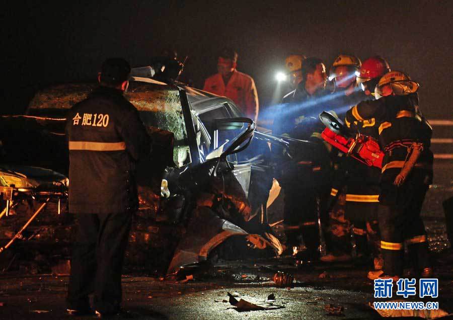 2013年1月9日，合肥，事故現(xiàn)場(chǎng)，兩輛受損車輛已經(jīng)全部變形