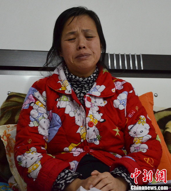 近日，記者在伊春市帶嶺區(qū)職工醫(yī)院廢棄太平間內(nèi)看到了陳慶霞，當(dāng)向記者講訴其兒子走失時(shí)，泣不成聲。