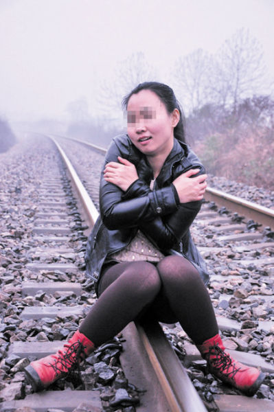小莉正在鐵軌上拍照，民警提醒這樣十分危險(xiǎn)。 均為當(dāng)事人供圖